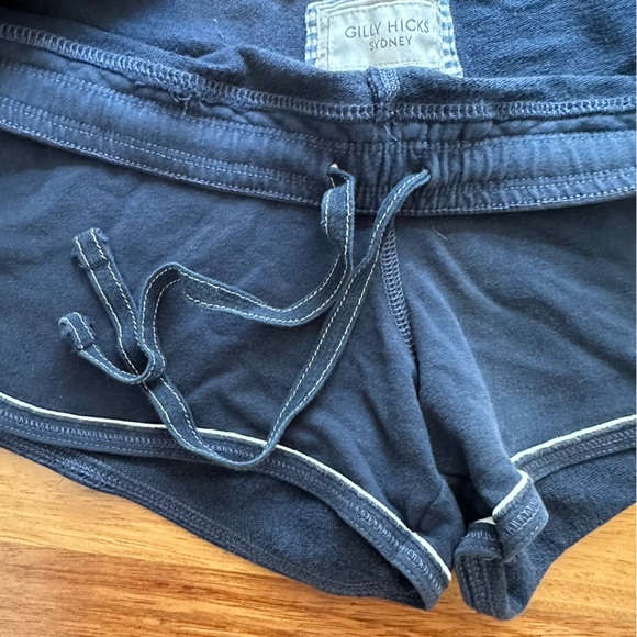 2000’s Gilly Hicks Dolphin Stretch Mini Shorts - Picture 4 of 5